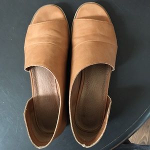 Brown faux leather flat sandals w/cut out